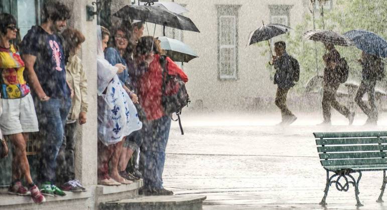 Previsão do tempo em fevereiro : O que esperar do clima no Brasil?